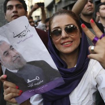 Donna iraniana tifa Presidente Rohani